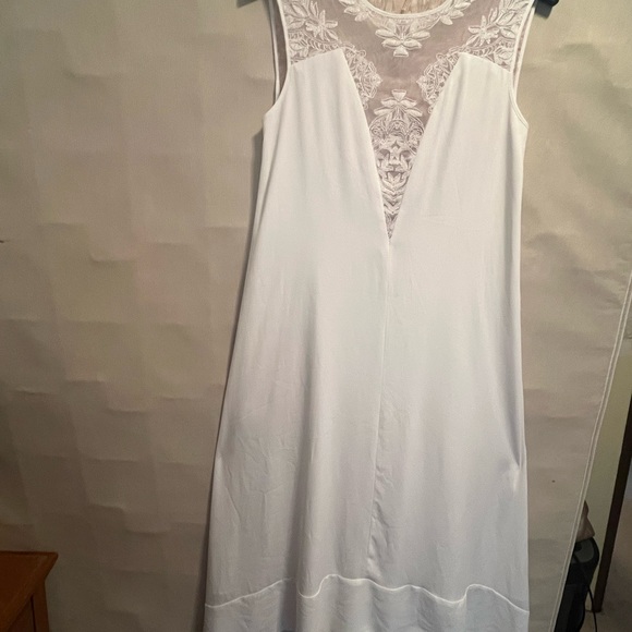 Beautiful dress - Picture 2 of 5